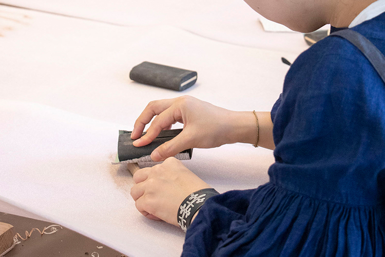 木材で作るスプーン