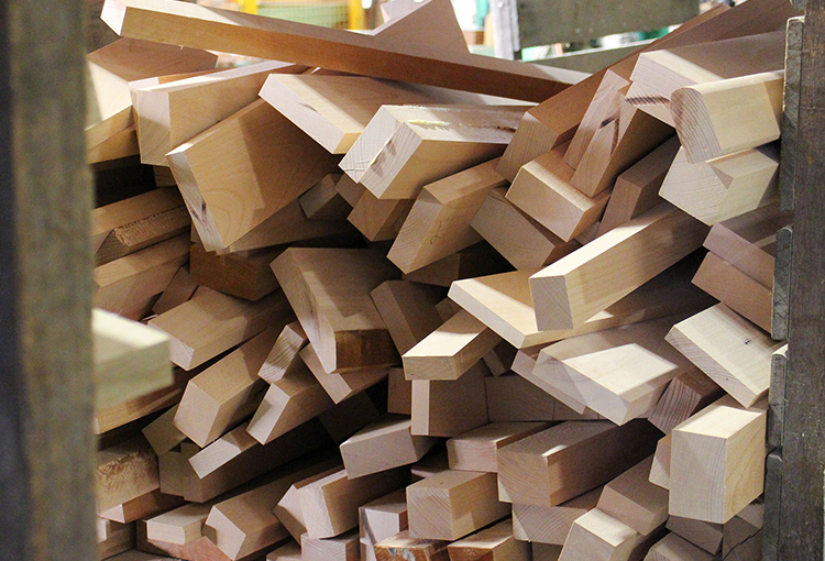 木材で作るスプーン